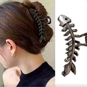 NWOT Fishbone Claw Clip